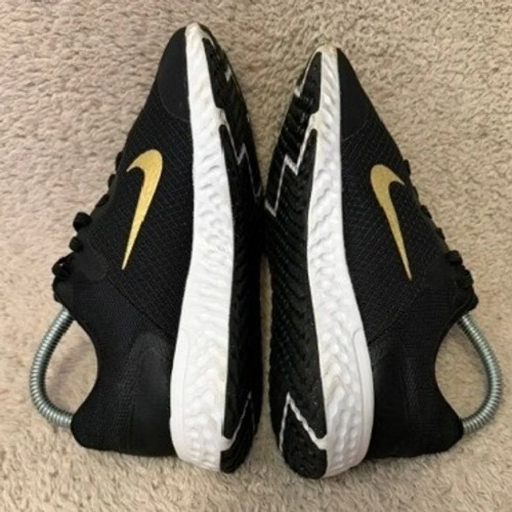 Nike Revolution 5 Kids Running Shoes Black Metallic Gold DN8207-002 Size 4.5Y